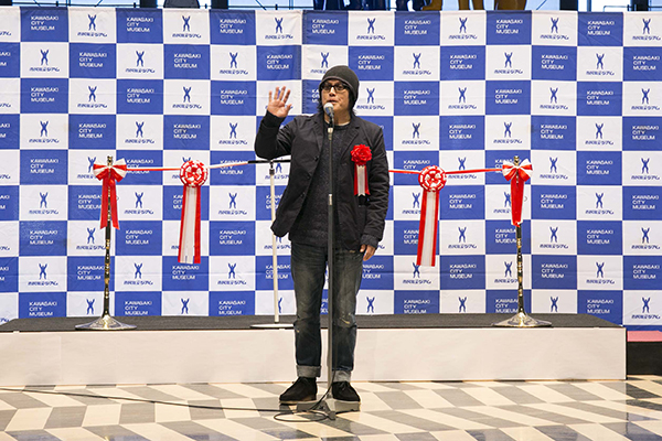 開会式のスピーチをする江口寿史先生