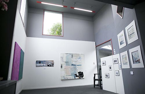 The Sudo Museum is located in a renovated building that was previously used as an artist's studio. It was a former atelier, and pleasant outside light poured into the space.