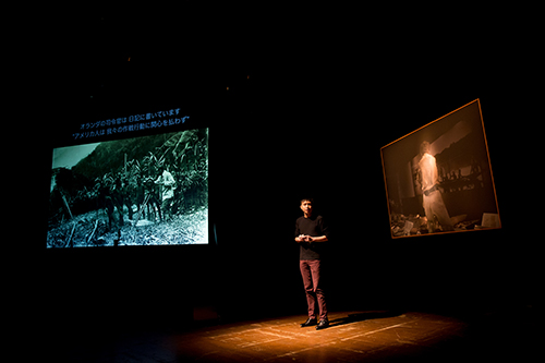 Singaporean artist Ho Rui An performs the performance-talk “Solar: A Meltdown” (Photographer: Hideto Maezawa)