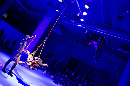 ルーク・ジョージが縛られた観客を宙吊りにしており、写真では見えないがコックも観客によって高く吊られている（撮影：前澤秀登）
