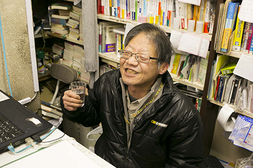なんとマスターこと店主の菊池さんが、仕事中にもかかわらずお酒を呑んでいるではありませんか！！！