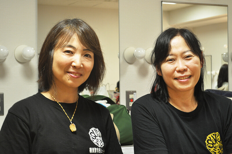 SUKAミュー代表の 山﨑 久美さん（左）とスタッフの三田さん（右）