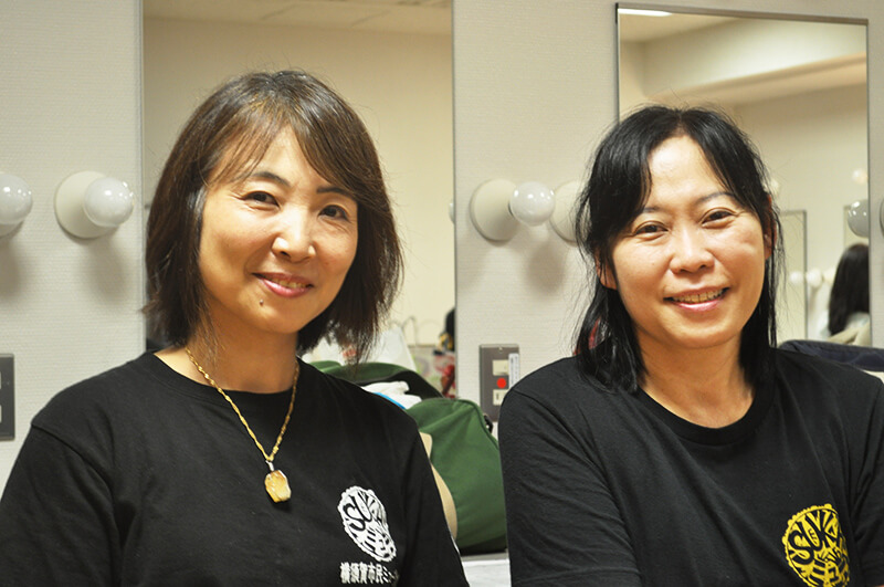 SUKA Mu representative Kumi Yamazaki (left) and staff member Mita (right)