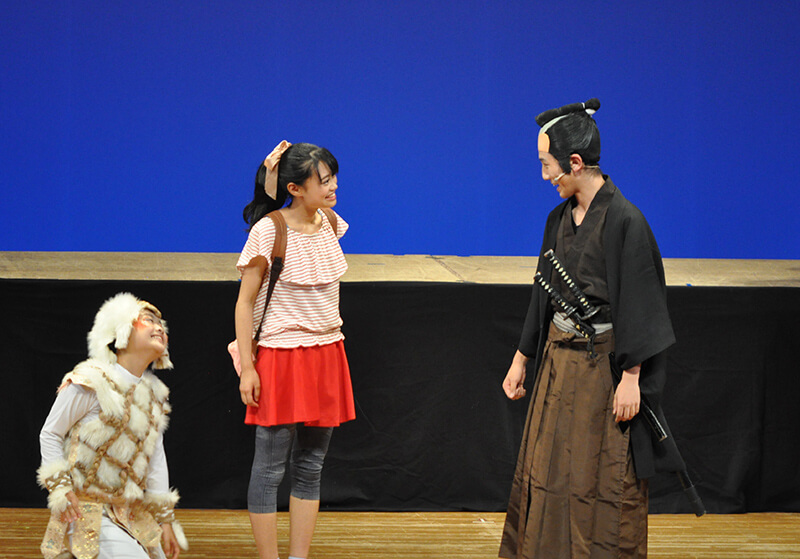 「ナミとチャル 文明開化は横須賀から始まった！」の一幕