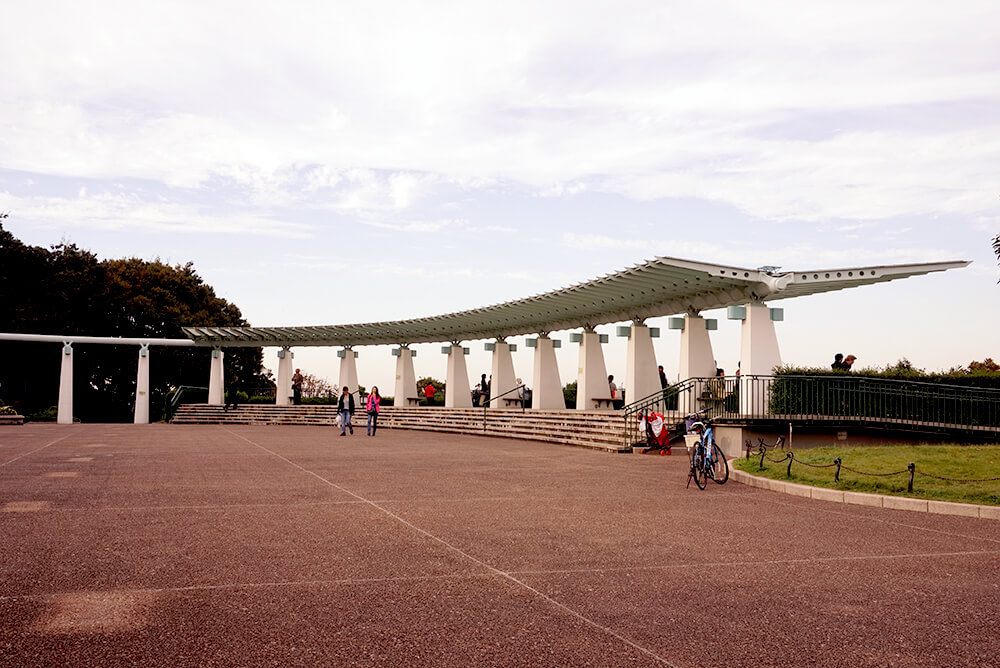 神奈川近代文學博物館位於港景山公園的一部分。