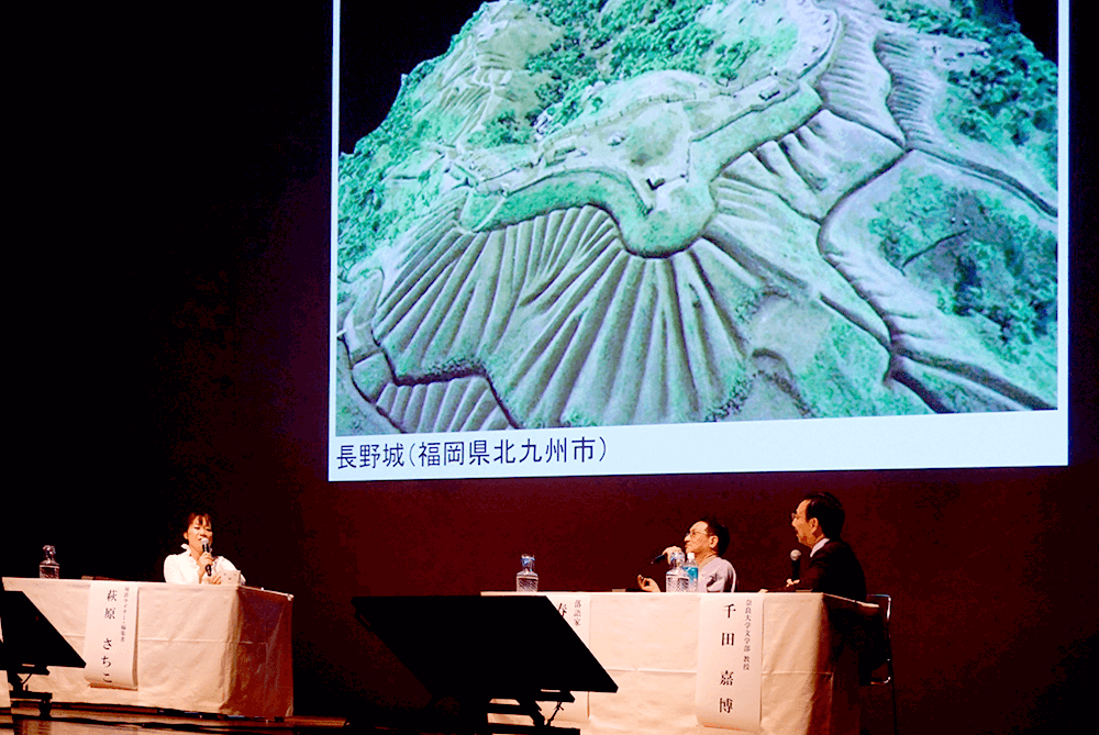 The three are excited to speak about castles while showing slides.(Nagano Castle Restoration Model from Kitakyushu Museum of Natural History & Human History Archive)