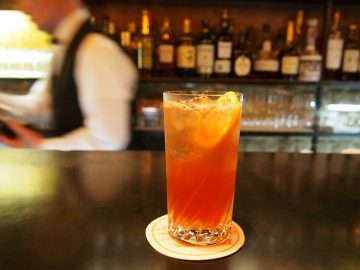 50年前带你去横滨的酒吧里的慢速杜松子酒