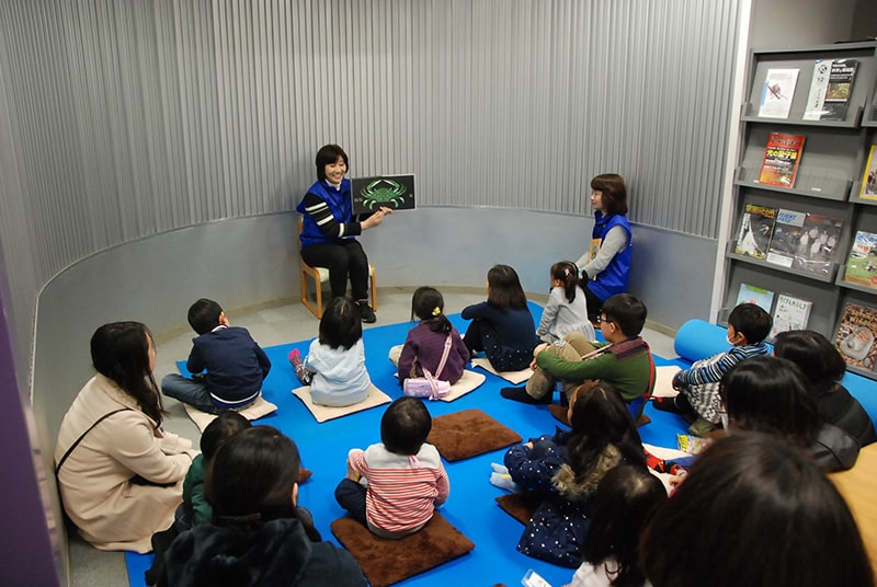 本の読み聞かせ -えほんでかがく-「むかいあわせ」