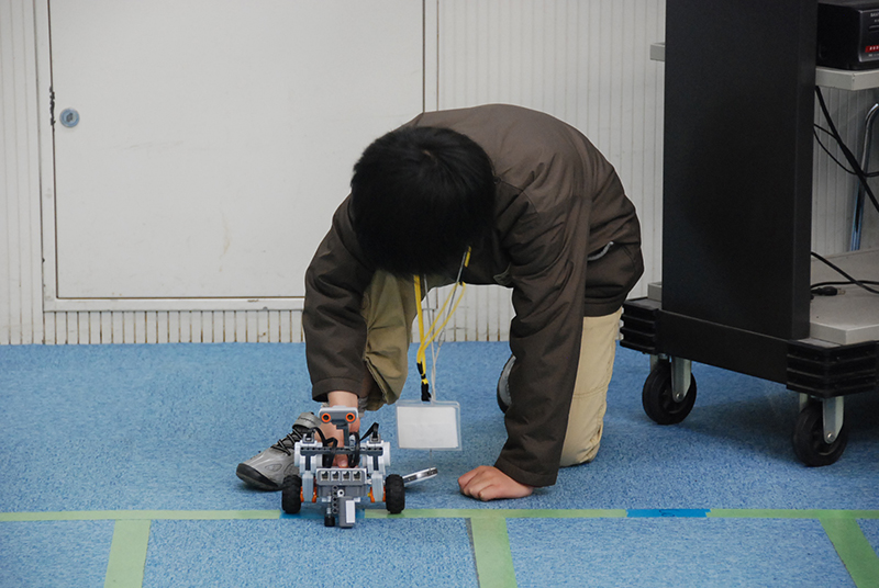 ロボット教室 「ブロックロボットでプログラミングに挑戦 レゴNXT初級②-3(障害物)」