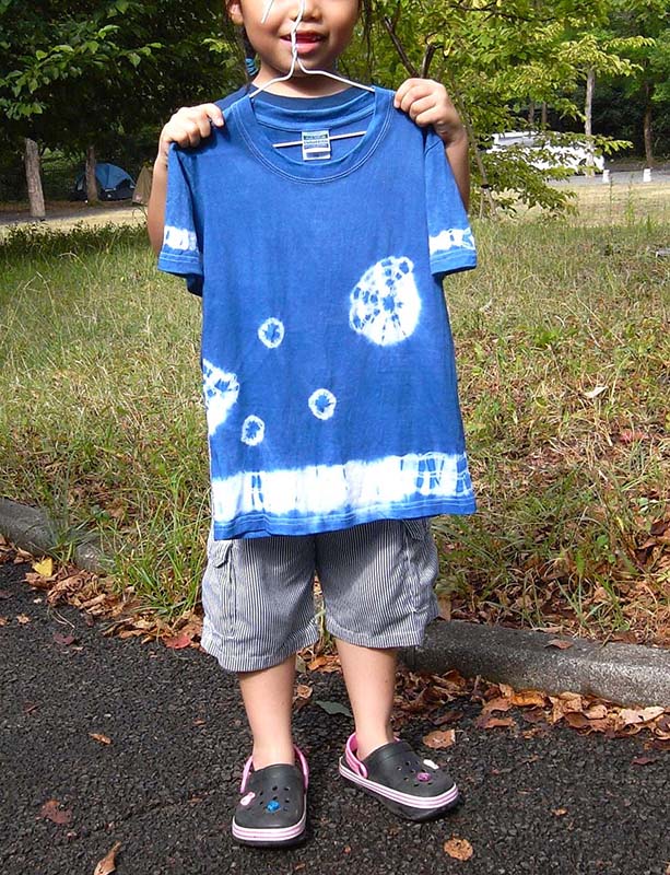 親子で藍染体験! 空色シルクのストールと子ども用Tシャツを染めよう!