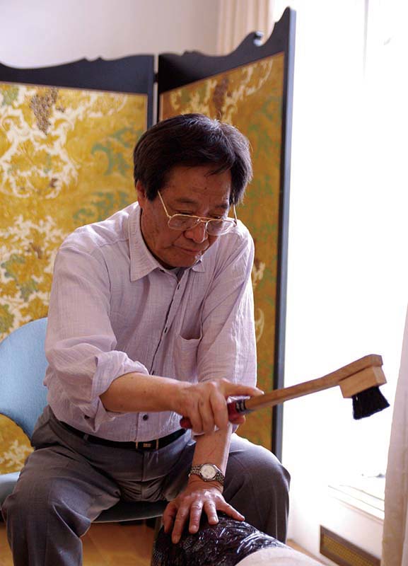 花咲く ラリックと金唐紙展 金唐紙制作実演