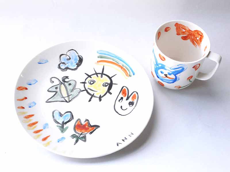 いつでも陶器に絵付け体験! 専門の指導員が常駐しているので大人も子どもも楽しく体験!