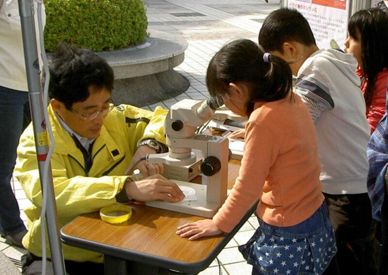 特別展イベント「きれいな石を拡大して見よう」