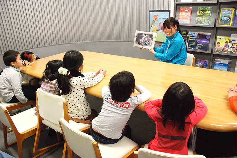 よみきかせ えほんでかがく 「どんぐりコロコロ」