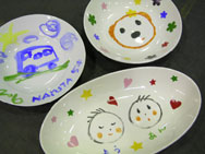 いつでも陶器に絵付け体験! 専門の指導員が常駐しているので大人も子どもも楽しく体験!
