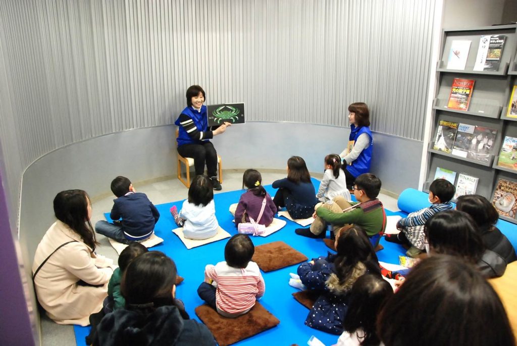 本の読み聞かせ-えほんでかがく-「まわるまわる」