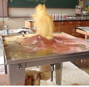 夏休み特別企画「自由研究ラボ -やってみよう!作ってみよう!-」 科学実験教室「食用油を用いた火山噴火実験 富士山を作ろう」