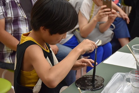 夏休み特別企画 「自由研究ラボ – やってみよう!作ってみよう! -」理科先生の自由研究おたすけ隊「夏休みの理科クラブ! – 磁石で動くスライムなどを作ろう! – 」