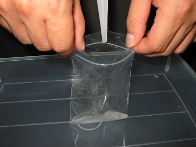 夏休み特別企画 「自由研究ラボ -やってみよう!作ってみよう! -」科学実験教室「夏休み特別化学マジック! – 紙オムツのひみつ?! -」(事前申込制)
