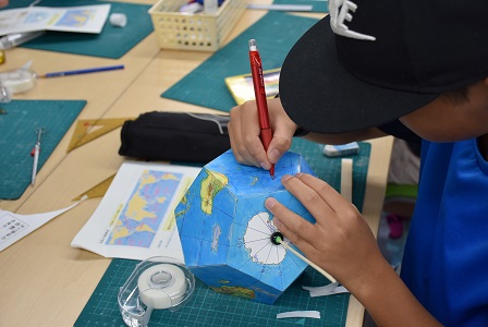 夏休み特別企画 「自由研究ラボ – やってみよう!作ってみよう! -」環境自由研究「環境地球儀を作ろう」