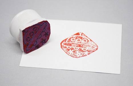 夏休み特別企画「自由研究ラボ – やってみよう!作ってみよう! -」チャレンジ教室「ペンでかんたん 手作りはんこ!」