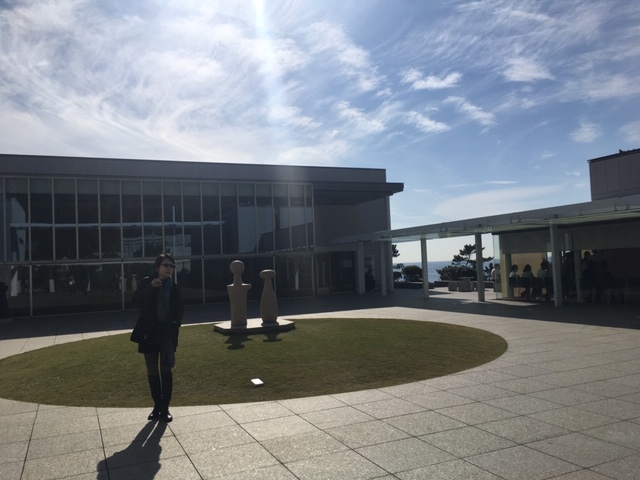 神奈川県立近代美術館葉山館で 青い空と海を感じる マグカル