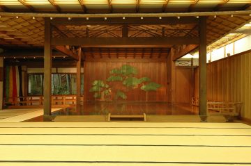 建在日本庭园内的美丽的能舞台＜宫越纪念 久良岐能舞台＞