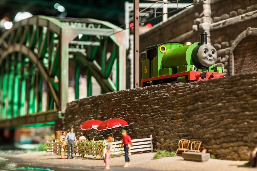 トーマスたちが世界最大級の一番ゲージジオラマを元気に走るよ!