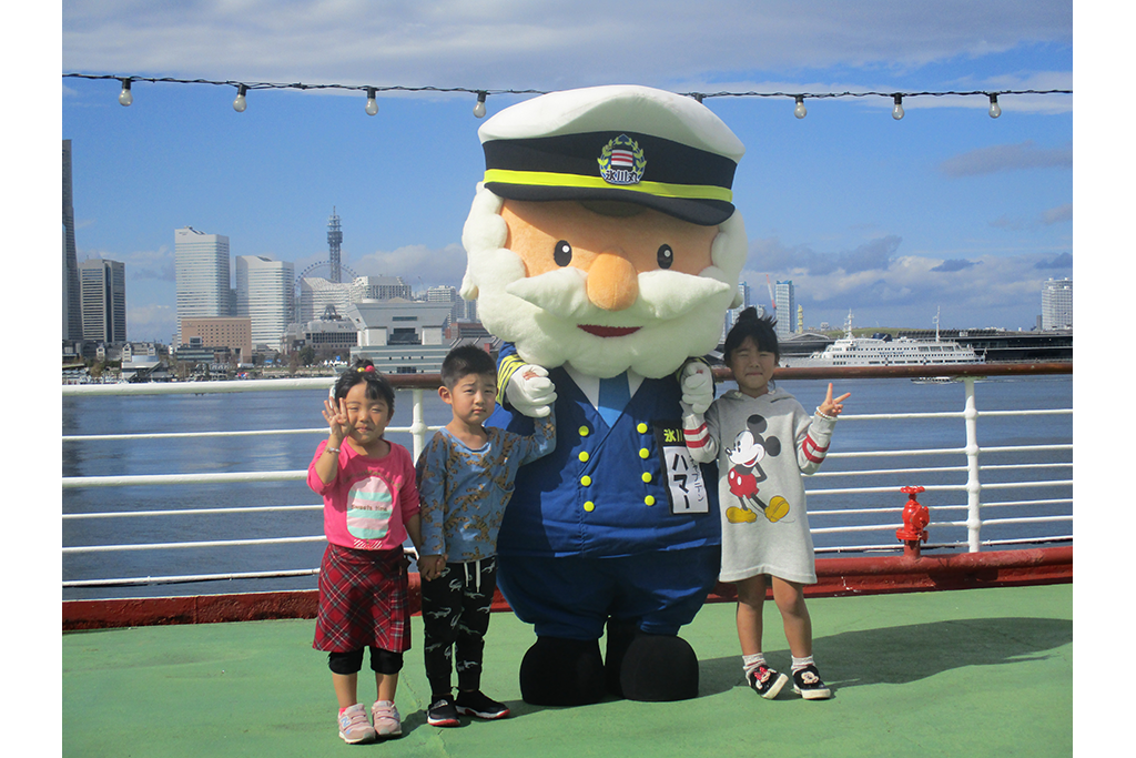 氷川丸のオープンデッキで、キャプテンハマーと一緒に記念の写真撮影♪