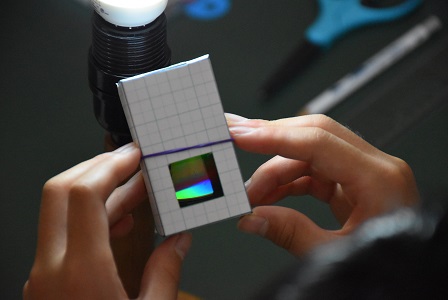 夏休み特別企画「自由研究ラボ~宿題だって楽しみたい!~」チャレンジ教室「分光器を作ってスペクトルをみよう」