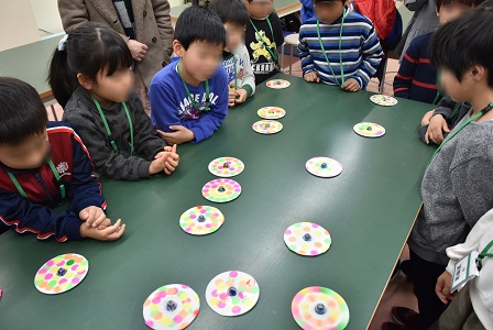 夏休み特別企画「自由研究ラボ~宿題だって楽しみたい!~」科学実験教室「丸・三角・錯覚? ストロボコマを作ろう」