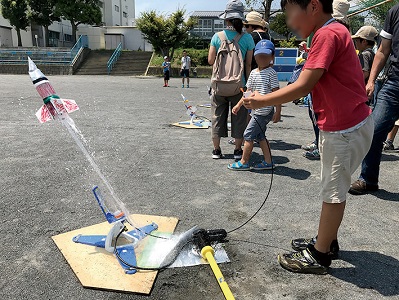 夏休み特別企画「自由研究ラボ~宿題だって楽しみたい!~」 環境体験教室「ペットボトルで水ロケットを作って飛ばそう」