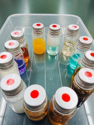 夏休み特別企画「自由研究ラボ~宿題だって楽しみたい!~」 科学実験教室「見てふってならべて 液体のふしぎ」