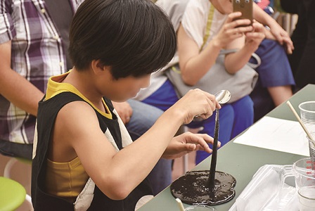 夏休み特別企画「自由研究ラボ~宿題だって楽しみたい!~」 理科先生の自由研究おたすけ隊「夏休みの理科クラブ!-磁石で動くスライムなどを作ろう!-」