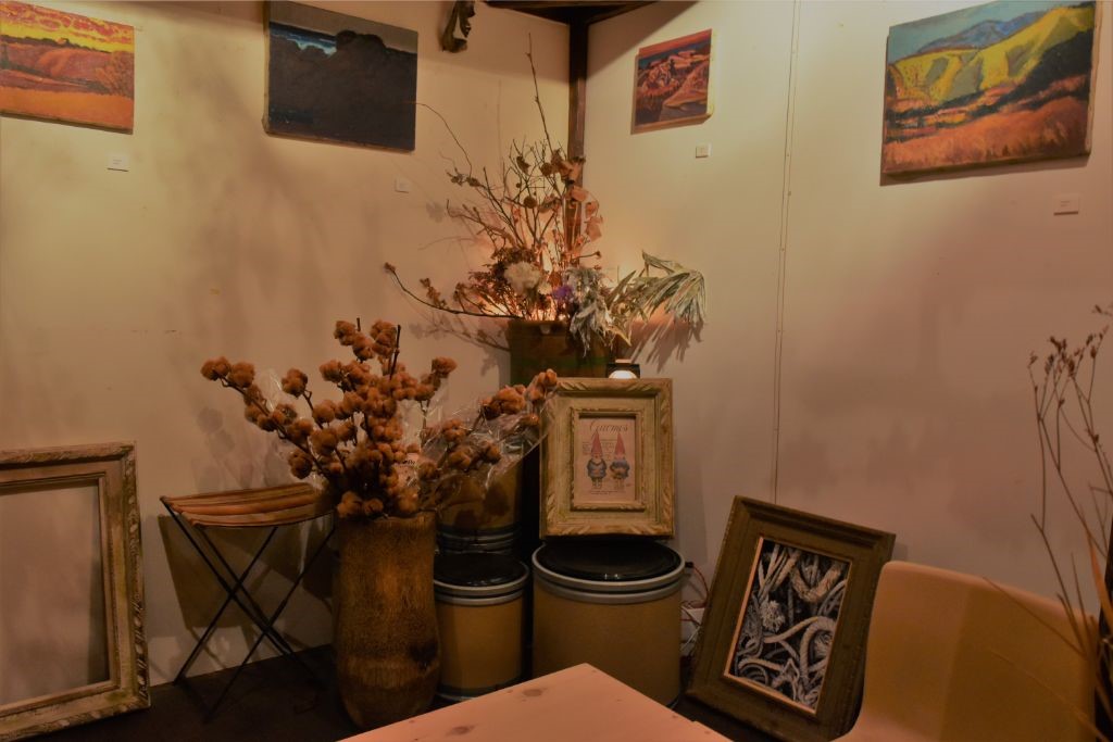 gallery併設のcafe&Bar「tenjishitsu:Tür aus Holz(トゥアーアウスホルツ) 山元町」