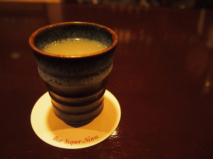 用秋田的代表工艺“白岩烧”品尝日本杜松子酒