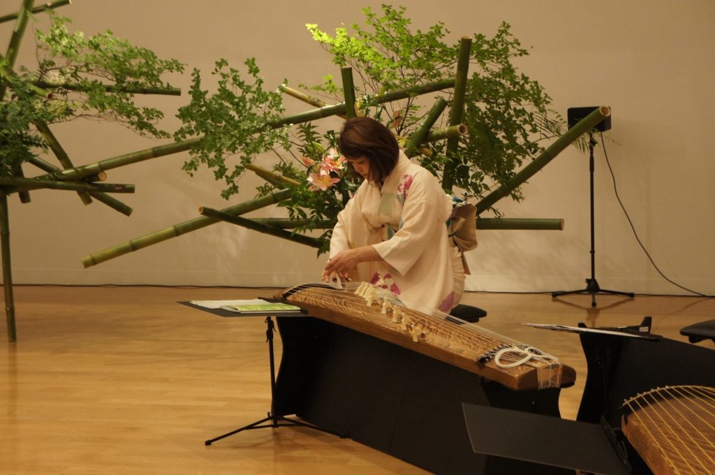 【d】 IKEBANA 花下侶 かかろ 30周年記念花展 Reflections Back and Beyond
