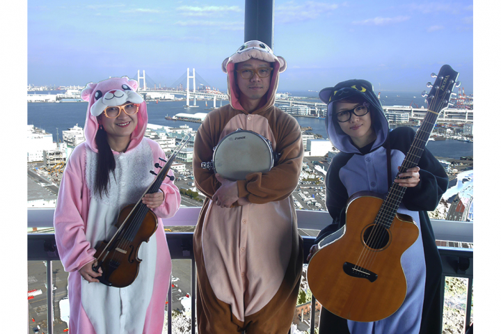 Check out the "Hinode Sundays" streaming live, singing and playing nostalgic melodies in costumes!