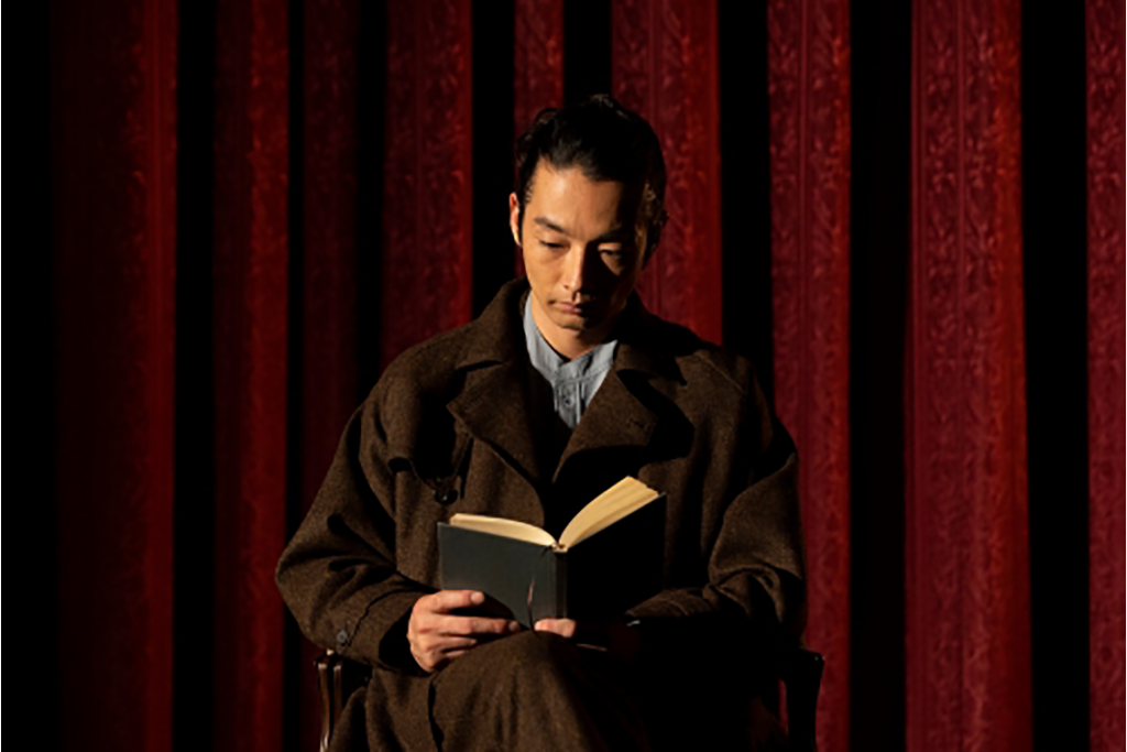 「トライアローグ」展関連企画、森山未來の朗読&パフォーマンス映像公開!