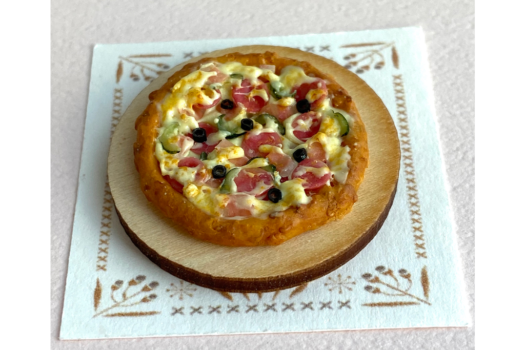 樹脂粘土を使ってミニチュアのピザをつくってみよう!