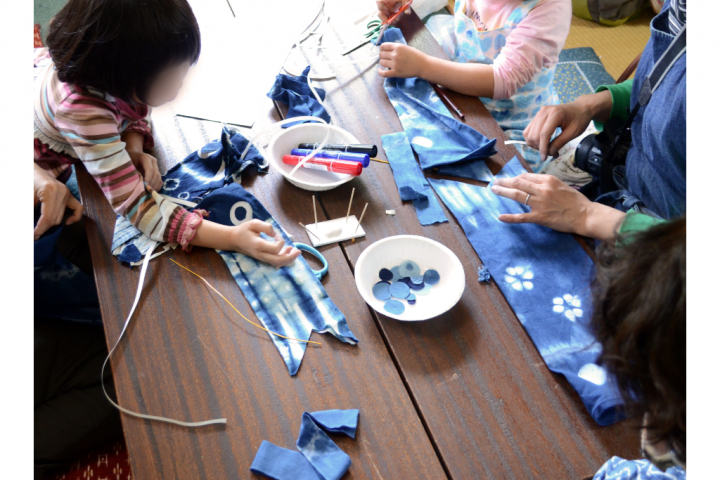 Participate in parent and child! Let's dye with indigo and make two small and large mini carp streamers!