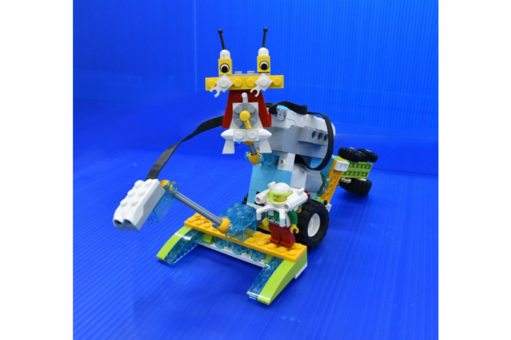 Let's program LEGO WeDo 2.0 and challenge the game to catch the virus!