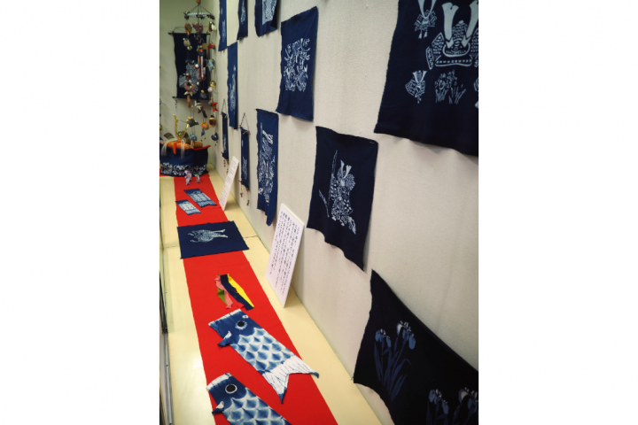 Indigo-dyed works with patterns associated with Children's Day and indigo-dyed carp streamers are on display.