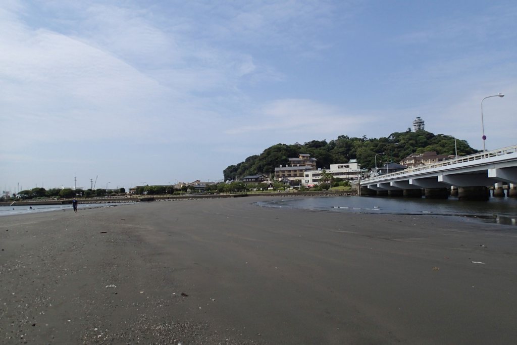 親子で、お友だち同士で、江の島に続く不思議な道を歩いてみよう!