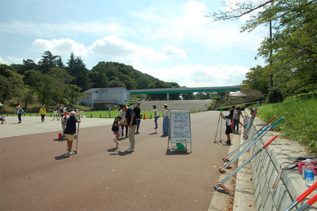 竹馬・フラフープあそびー家族みんなで体を動かそう!