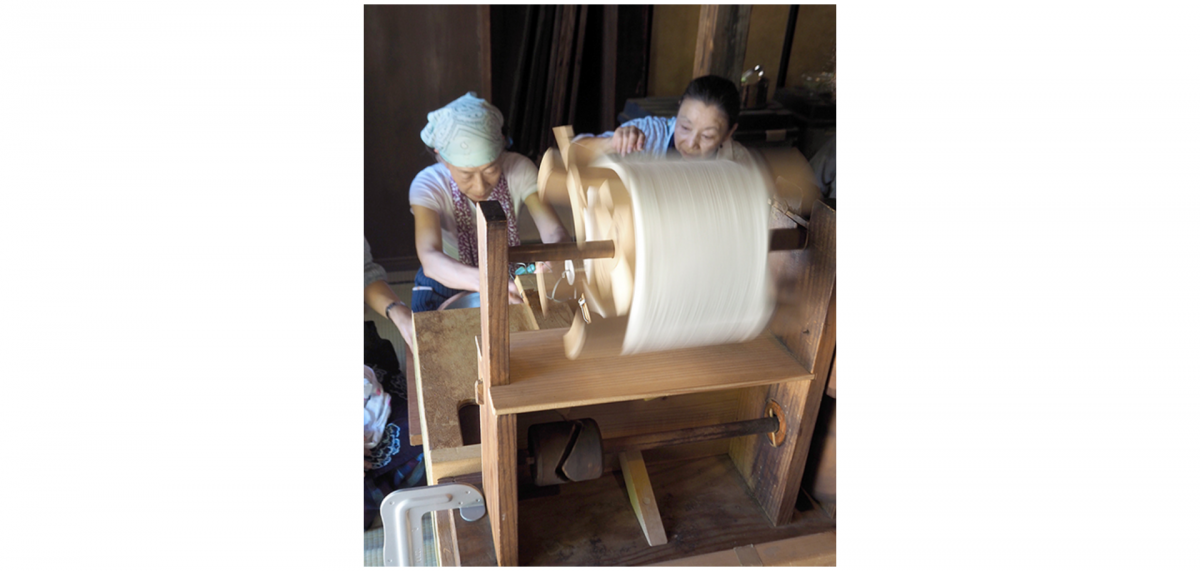 繭を煮て絹糸を取り出す作業などを学ぼう