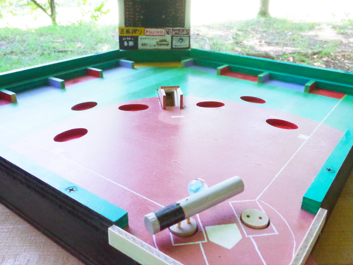 仕掛けにバネや輪ゴムを使った藤野芸術の家オリジナルの「ベースボールゲーム」作り