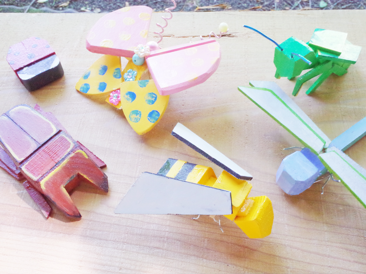 小さな木片で昆虫作り♪、組み合わせ次第でいろいろな虫が作れちゃう!