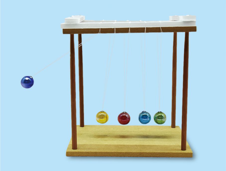 糸で吊るした5つのビー玉を一直線上に並べたカチカチ振り子を作ります 科学工作教室 カチカチ振り子 マグカル