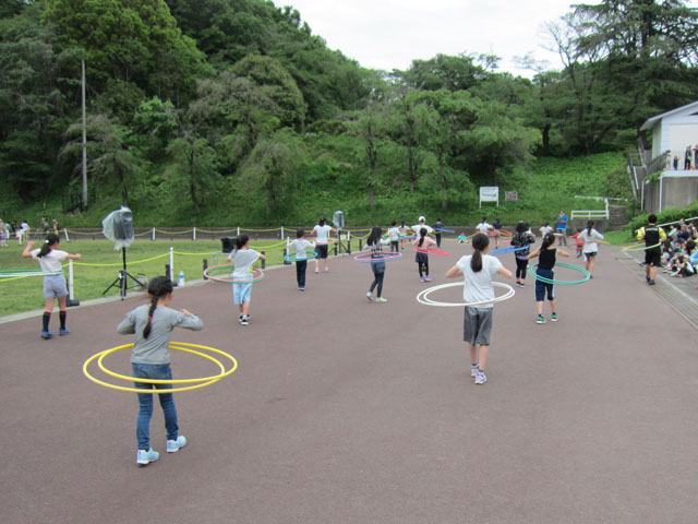 フラフープ大会開催!最後まで落とさずに回し続けられるかな?!